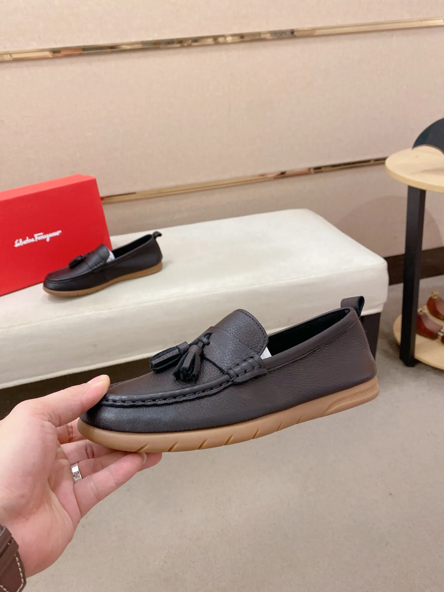 Factory price 500💰 Original Ferragamo men's shoes! The world's top brands...Luxury quality...//Fashion and high-end footwear 👍💪🏻...give you a low-key luxury comfort experience👍. The upper is made of pure Italian imported original cowhide and sweat-absorbent sheepskin lining. It is comfortable and breathable, high-end and classy... luxurious and noble!! .. OEM factory shipment [Hug] stall.. Original board. Welcome to taste..38--44.